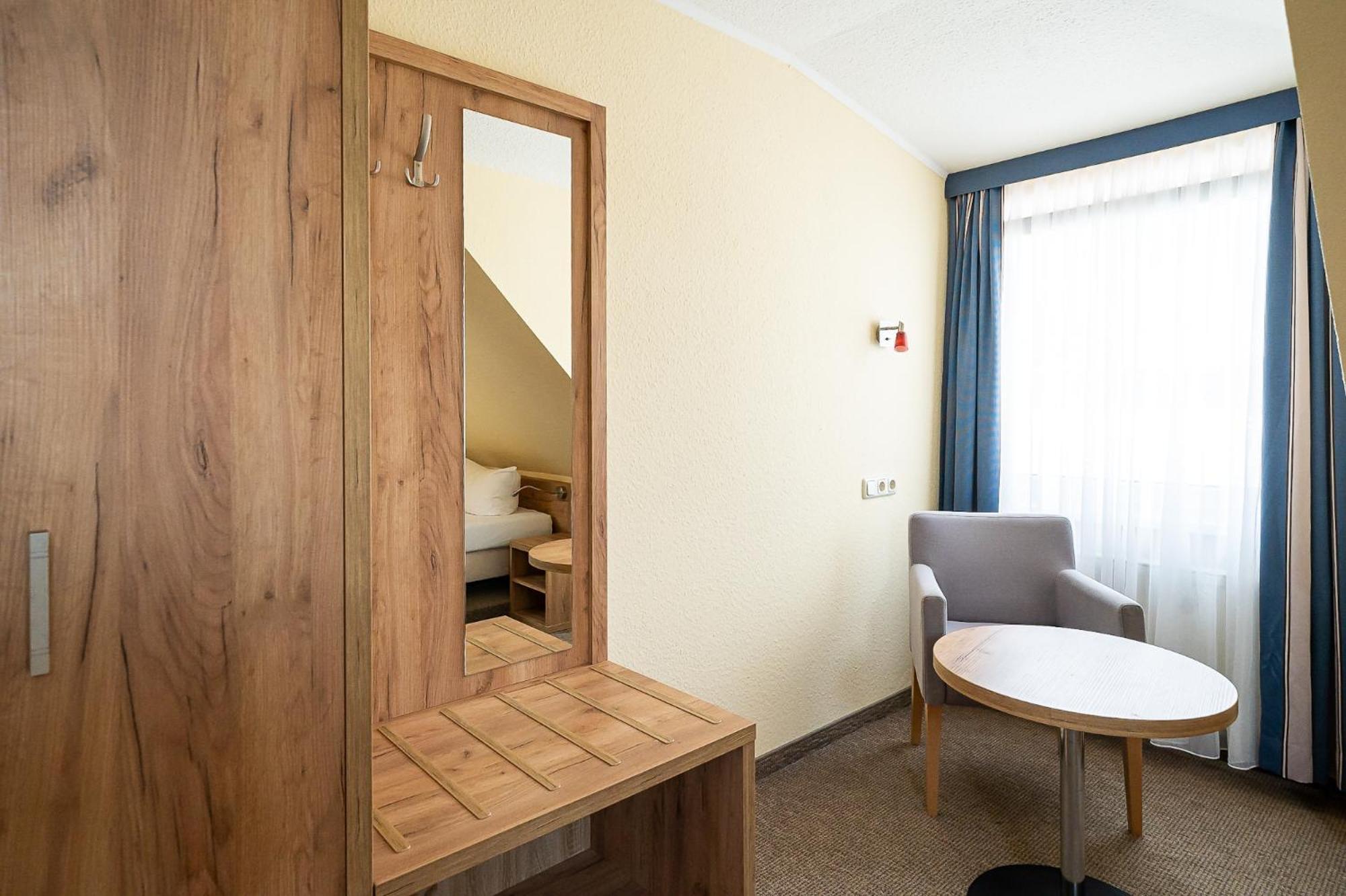 Sleepbeeone Wilhelmshaven Hotel Exterior photo