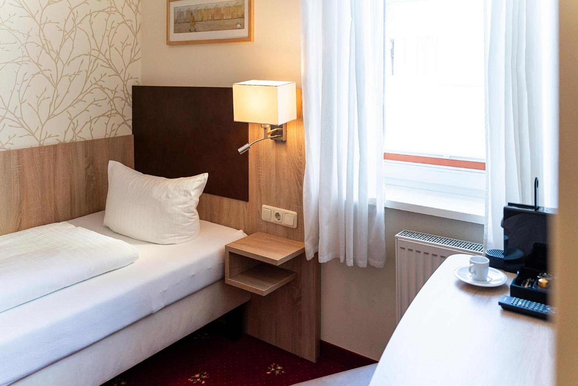 Sleepbeeone Wilhelmshaven Hotel Exterior photo